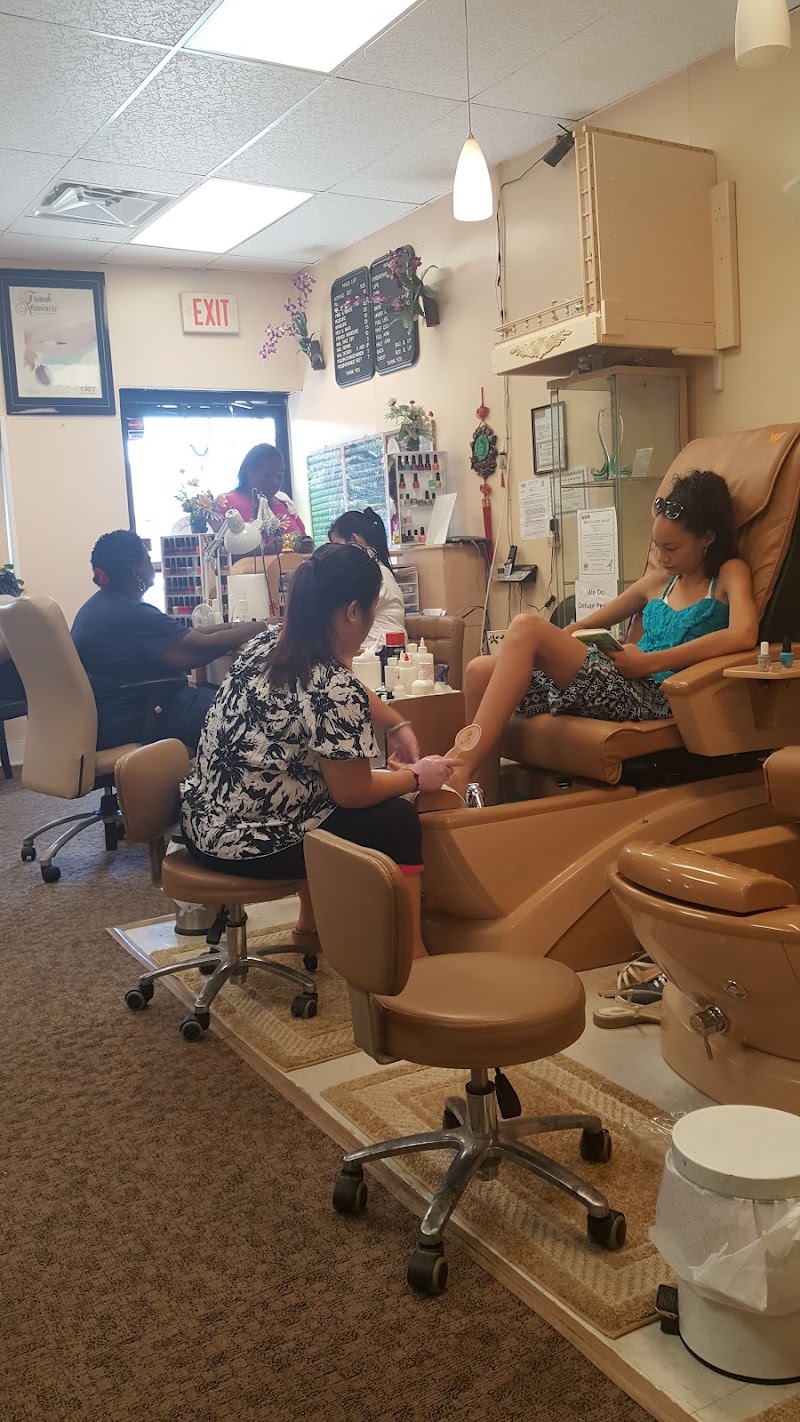Deloux Nail Salon, nail salon in Stratford, CT, photo 5 of 9